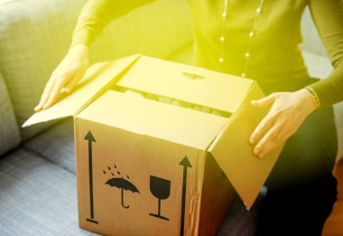 Mevcut iyi bir internet bağlantısı kutusundan gelen yeşil aydınlatma ışık ile online sipariş aldıktan sonra koruyucu köpük pedler içinde zarif kadın/açma unboxing karton karton kutu 