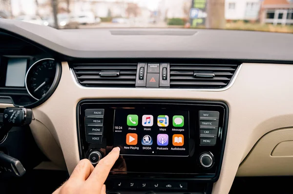 Homme appuyant sur le bouton d'accueil sur l'écran principal Apple CarPlay — Photo