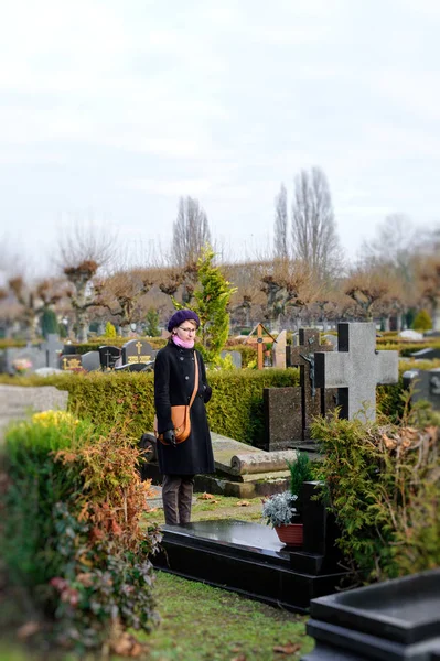 Donna al cimitero — Foto Stock