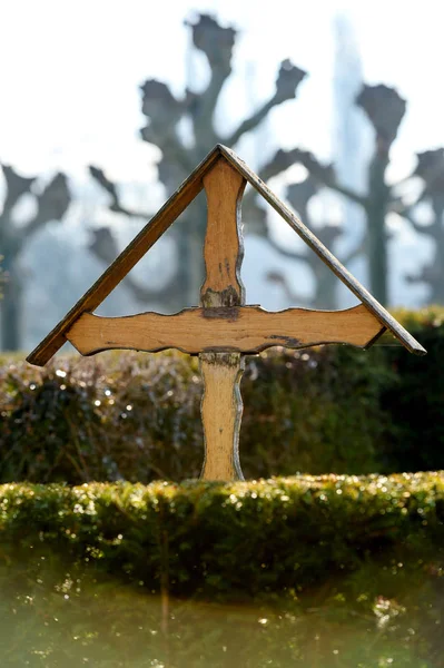 Дерев'яний хрест кладовище — стокове фото
