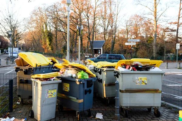 Çöp bidonuna garbageon Fransız Sokağı ile tam 