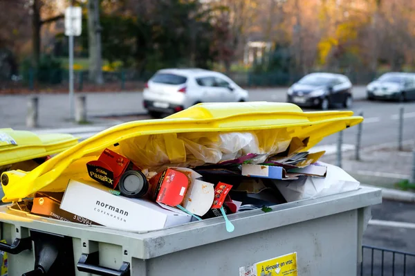 Çöp bidonuna garbageon Fransız Sokağı ile tam 