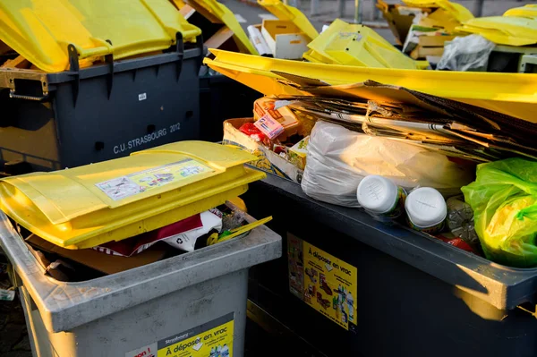 Мусорный бак, полный мусорных баков на французской улице — стоковое фото