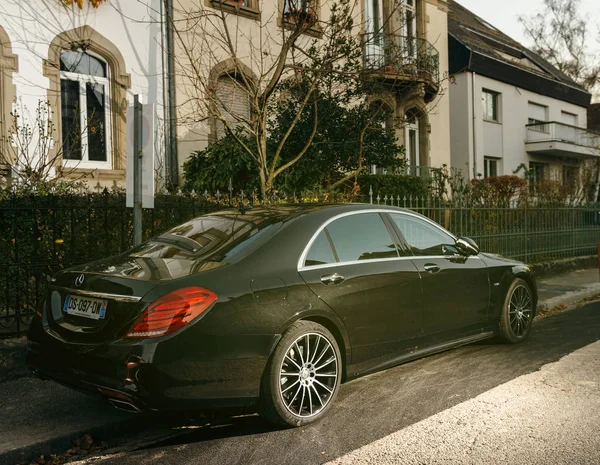 Вид сзади на роскошный Mercedes-Benz S класса — стоковое фото