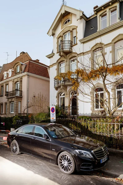 STRASBOURG, FRANCE - SEP 21, 2014: White Mercedes-Benz E Class taxi parked  on a rainy day in center of Strasbourg, place Kleber next to cafe Stock  Photo - Alamy