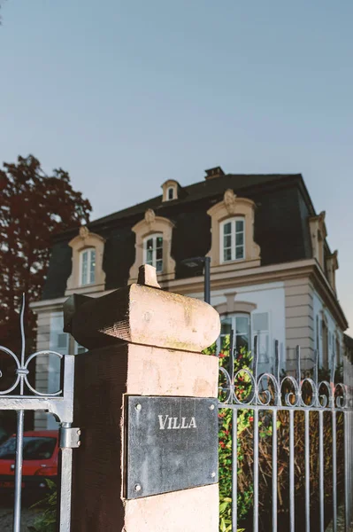 Villa de luxe rue entrée bâtiment — Photo