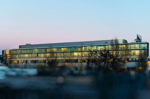 Здание информационного агентства со спутниковой антенной — стоковое фото