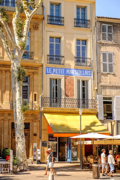 Iscrizione Le Petit Marseillais su un edificio ad Aix, Francia — Foto Stock