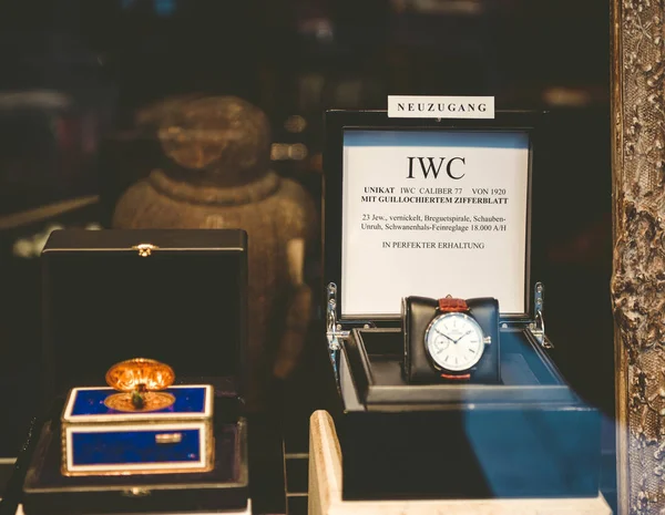IWC lyx klocka i fönstret av en butik i Baden-Bade — Stockfoto