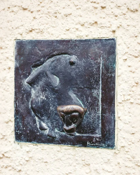 Abstrakt skulptur staty på väggen i Baden-Baden — Stockfoto
