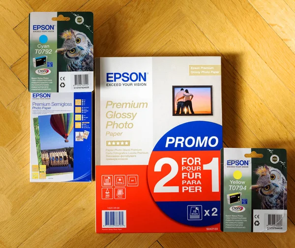 Epson Claria tinta y Epson papel compras en línea — Foto de Stock