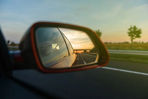 후면 보기 거울 보기 pov 드라이버 고속도로 — 스톡 사진