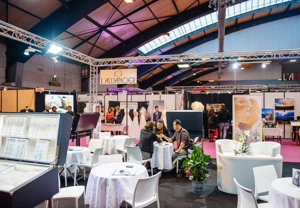 Selección de anillo de boda en Salon du Marriage Feria de bodas Francia —  Fotos de Stock