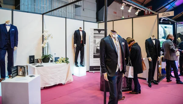 Trajes de esmoquin y novio en la feria de bodas Salon du Marriage Francia —  Fotos de Stock