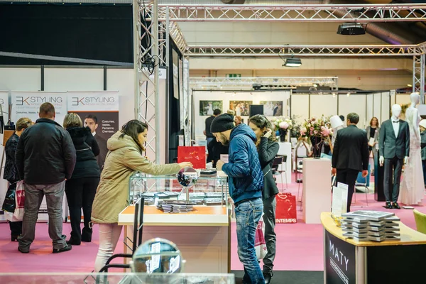 Beautiful young couple choosing wedding ring at Salon du Marriag — Stock Photo, Image