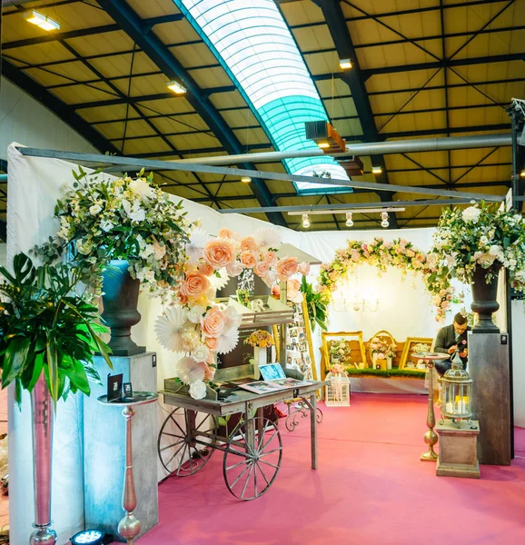 Florist im salon du wedding messe frankreich — Stockfoto