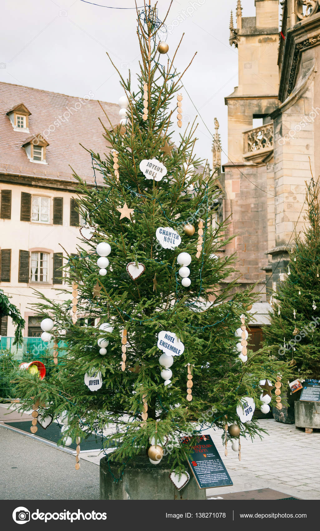 Christmas wishes in French language on the fir tree – Stock Editorial