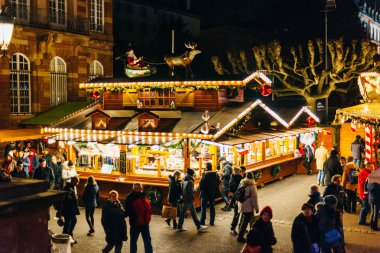 Yükseltilmiş hristmas Strazburg, Fransa pazarında görünümünü