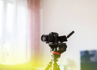 Video kamera için video chan vlogger etki unsuru tarafından kullanılan tripod üzerinde