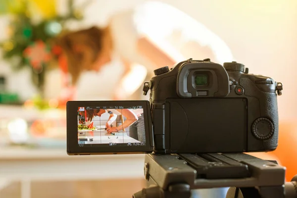 Inluencer vlogger bezig met tabel videocamera — Stockfoto