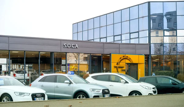 Adam Opel Ag showroom with cars outside car dealership — Stock Photo, Image