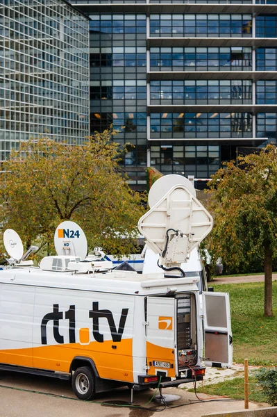 Телевизор грузовик со спутниковой параболической антенной frm N24 канал — стоковое фото