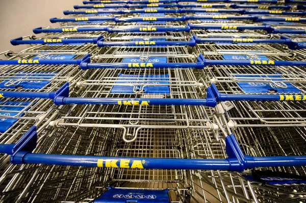 Chariots de supermarché Ikea dans le supermarché de meubles — Photo