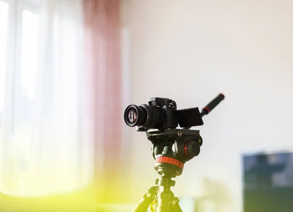 Βίντεο κάμερα στο τρίποδο χρησιμοποιείται από vlogger επηρεάζων για βίντεο chan — Φωτογραφία Αρχείου
