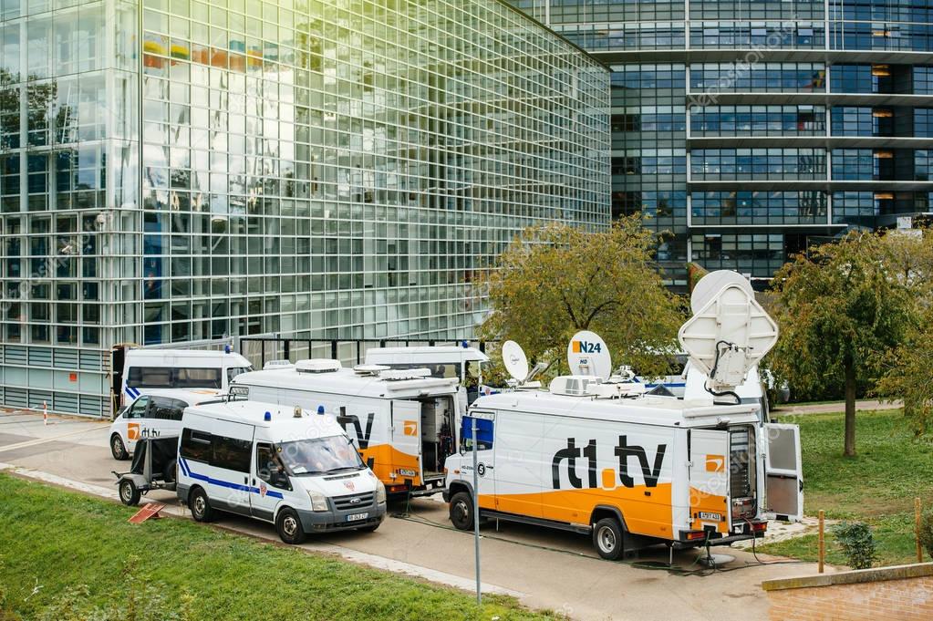 Camiones de televisión multimedia que reportan vigilancia de