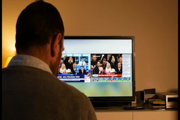 Hombre viendo la ceremonia de inauguración de Donald Trump — Vídeos de Stock