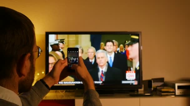 Чоловік спостерігає Дональд Трамп церемонії інавгурації — стокове відео