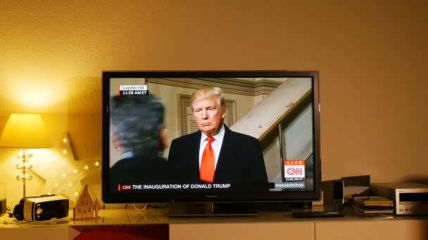 Homem assistindo cerimônia de inauguração de Donald Trump — Vídeo de Stock