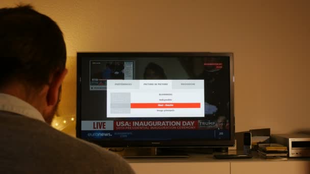 Man tittar på Donald Trumps invigningsceremonin — Stockvideo