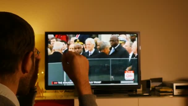 Homem assistindo cerimônia de inauguração de Donald Trump — Vídeo de Stock