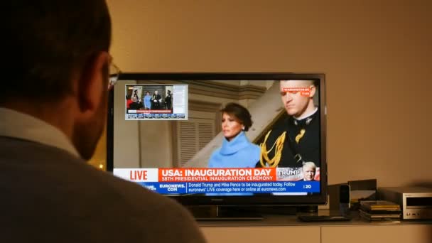 Hombre viendo la ceremonia de inauguración de Donald Trump — Vídeos de Stock