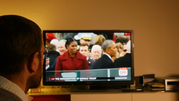 男人看唐纳德·特朗普就职典礼 — 图库视频影像