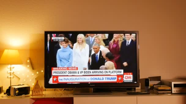 Homem assistindo cerimônia de inauguração de Donald Trump — Vídeo de Stock