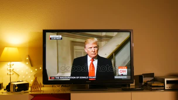 Mann beobachtet Donald Trumps Einweihungszeremonie — Stockvideo