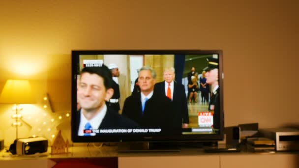 Man watching Donald Trump's inauguration ceremony — Stock Video