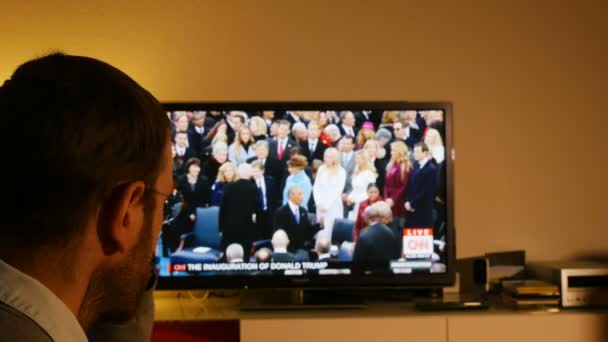 Man watching Donald Trump's inauguration ceremony — Stock Video