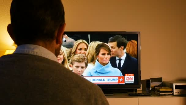 Hombre viendo la ceremonia de inauguración de Donald Trump — Vídeos de Stock