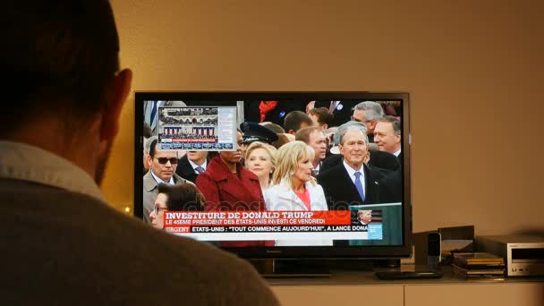 Hombre viendo la ceremonia de inauguración de Donald Trump — Vídeos de Stock