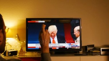 İzlerken Donald Trump'ın yemin törenine dostum