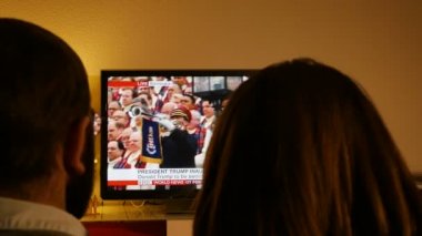 Paris, Fransa - 20 Ocak 2017 arka görünümü yemin törenine raporlama Tv haberleri izlerken kadın ve erkek
