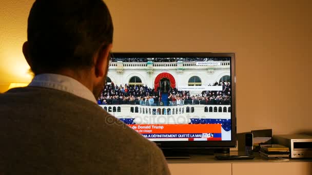 Hombre viendo la ceremonia de inauguración de Donald Trump — Vídeos de Stock