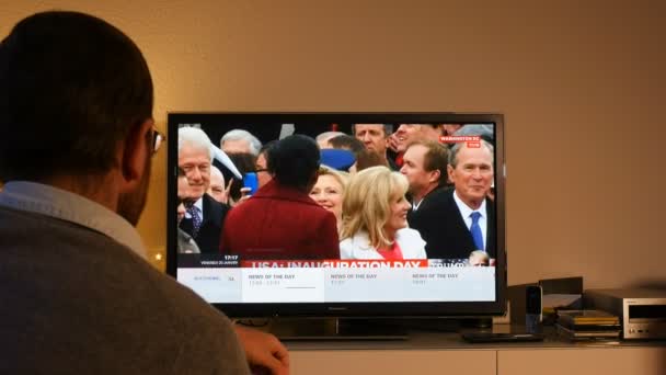 Man watching Donald Trump's inauguration ceremony — Stock Video