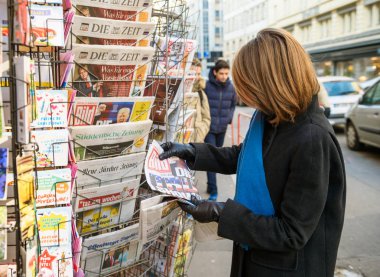 Kadın Bild gazetesi Trump Show gazete ile sağa sola alımları