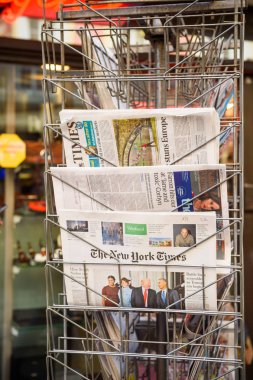 New York Times, bir gazete bayii den Guardian gazetesi 