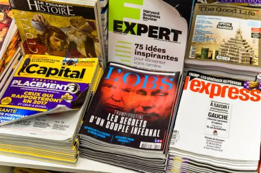 L; bir gazete bayii Putin ve Trump gazete ile Obs kapak 