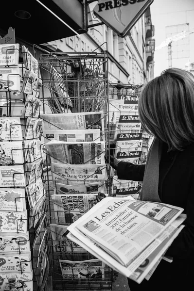 Frau kauft heute Wochenendzeitung am Kiosk — Stockfoto